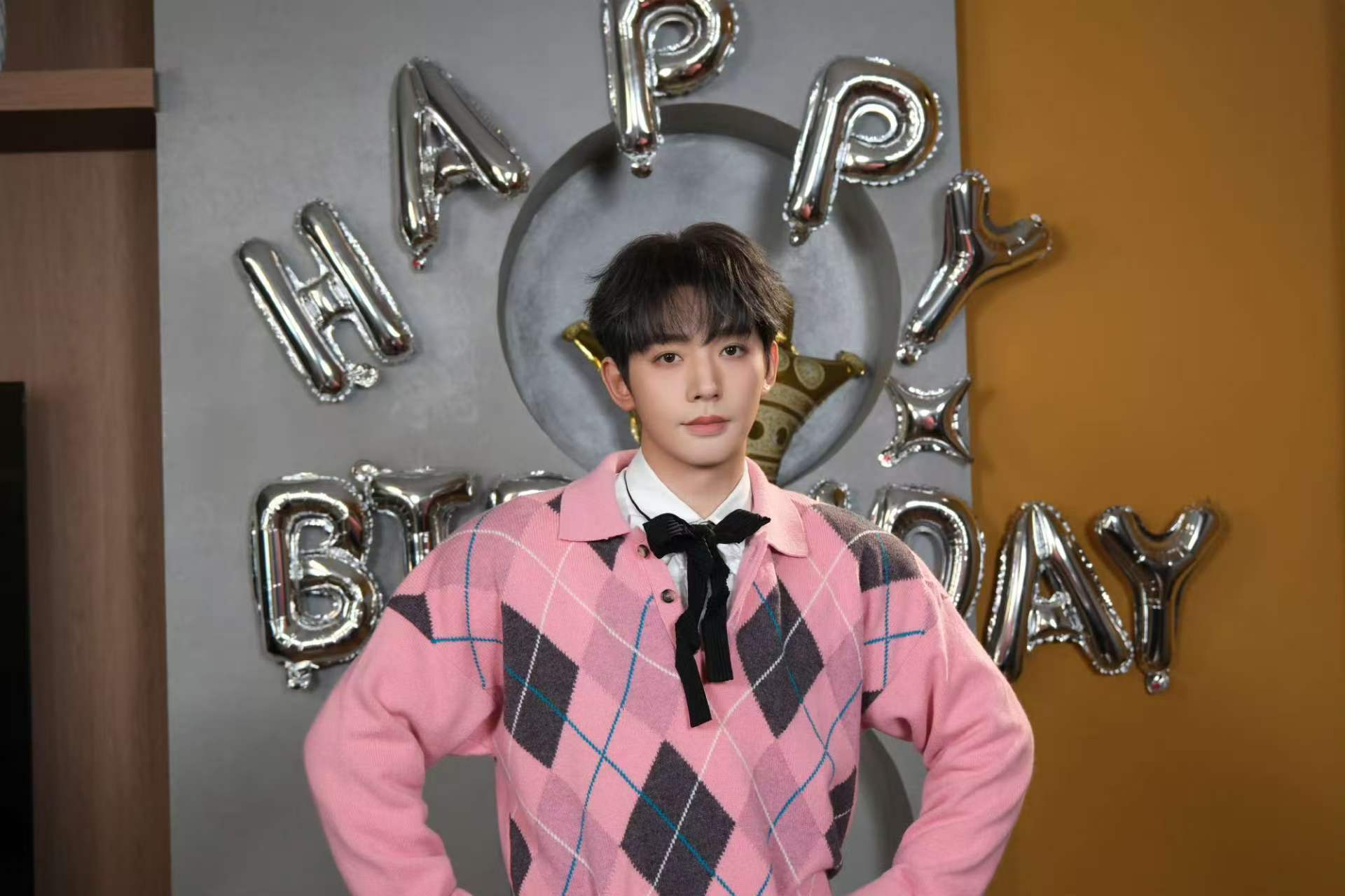 邓为吹蜡烛许个愿邓为许个愿邓为吹蜡烛许个愿，哇塞，行呀 