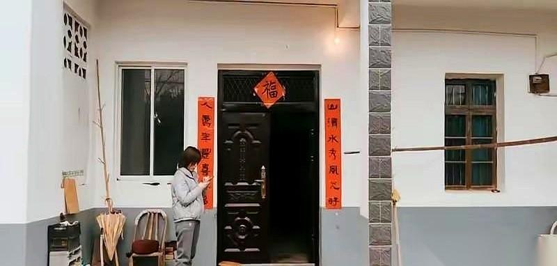 明天就要穿上那件改了三次腰身的婚纱了。
结果今晚，她因为一万块钱提了分手。
男方