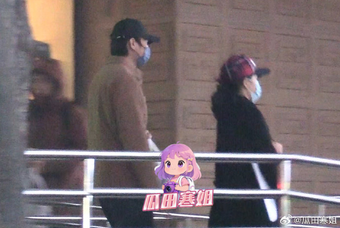 艾伦陪妻子医院就诊 艾伦陪妻子去医院看病好贴心啊！从医院出来后艾伦看着妻子拉开车