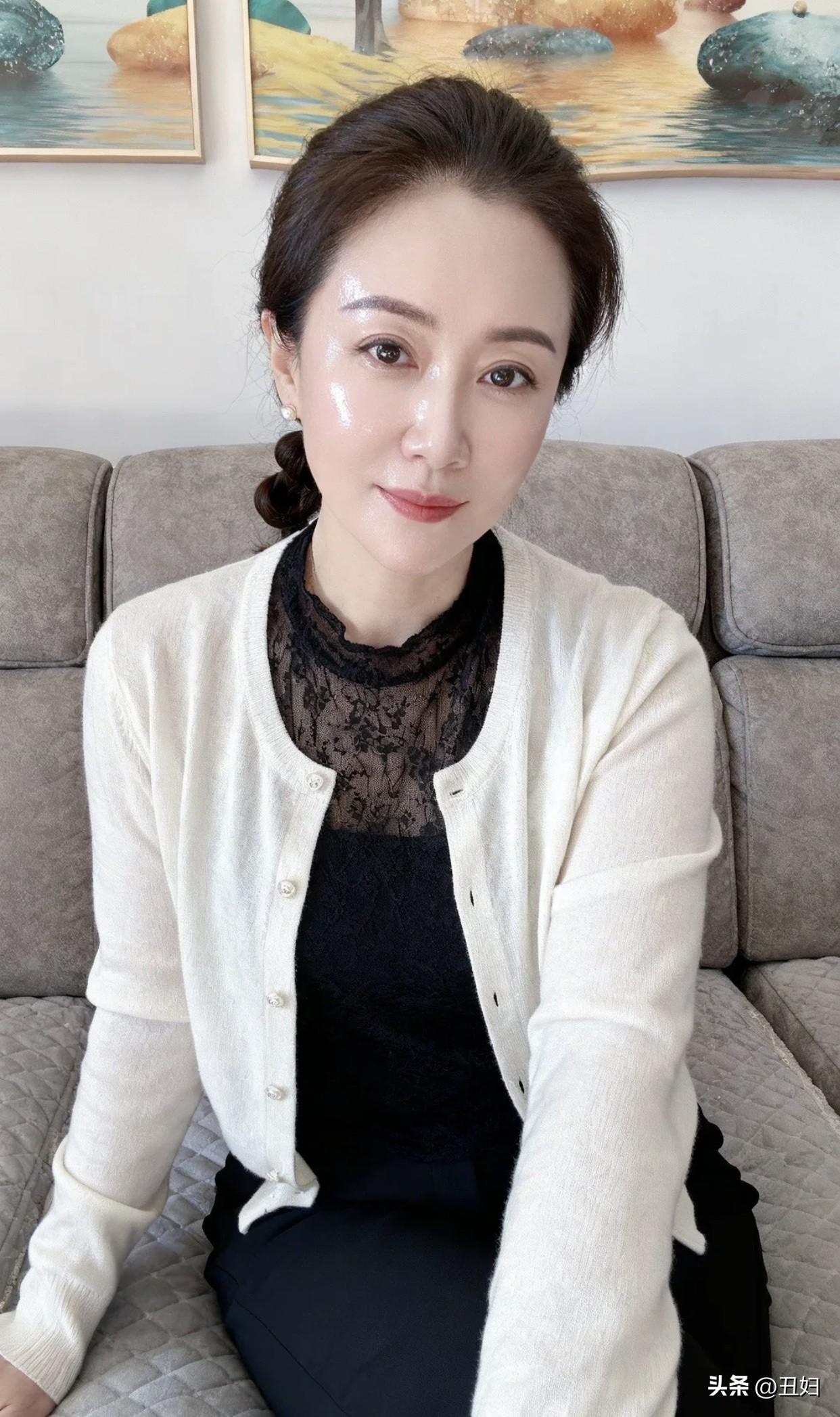 40岁女人的魅力是什么知性优雅：丰富的知识和阅历，让她们言行举止尽显优雅。