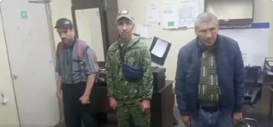 图文：刮桶里最后一点剩货，视频显示俄军招募的新兵年老体弱、残疾潦倒

俄罗斯宣称