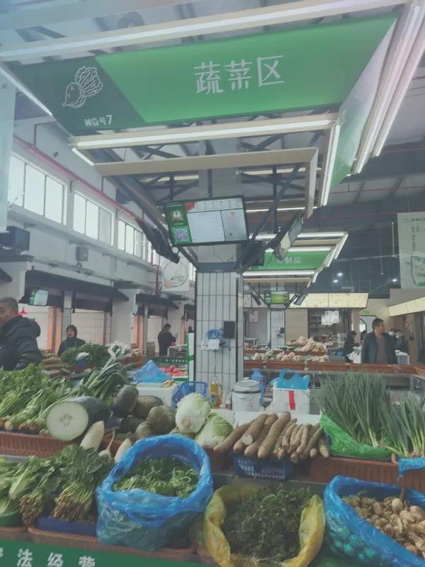 我去菜市场买菜肯定会问价格。每次进菜市场，“这菜咋卖”就脱口而出。有人觉得为几毛