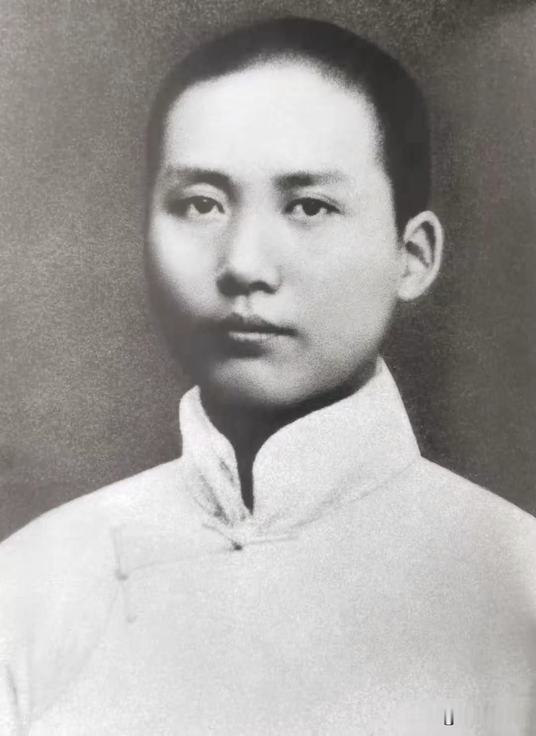 第一张是青年时期的毛泽东，彼时他风华正茂，怀揣救国救民的理想，在探寻民族复兴的道