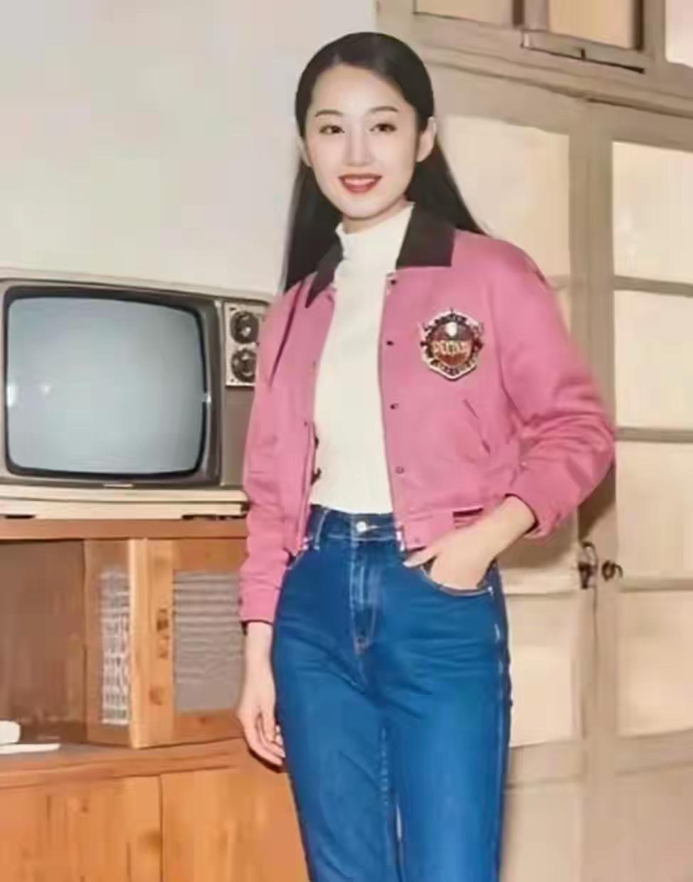这是一张老照片
你们认识她吗？
她的身材很苗条，她的穿搭很时髦，她的歌声很优美，