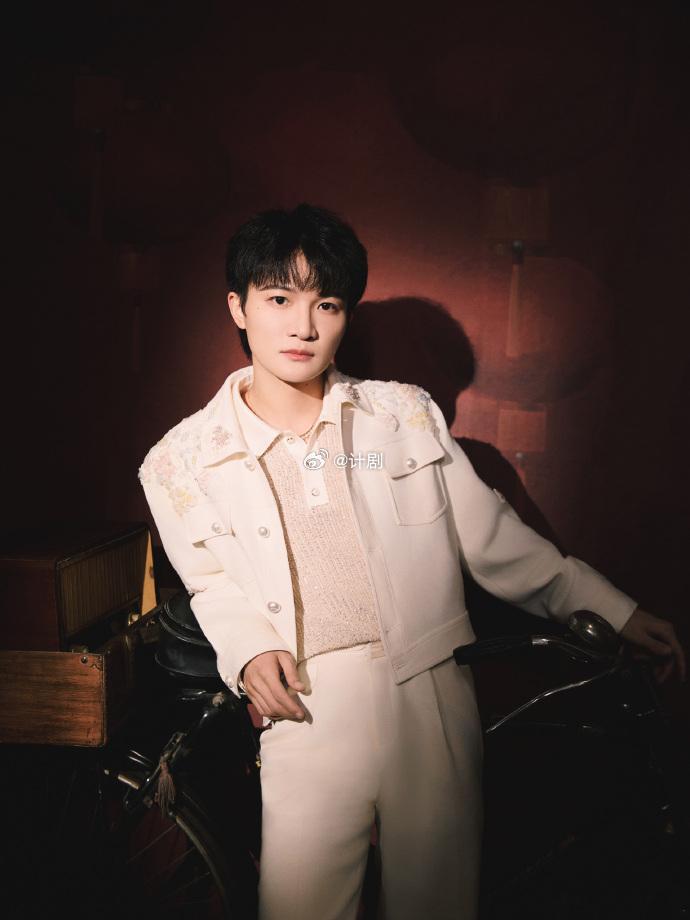 周深北影节闭幕式彩排好投入 周深彩排时的那股认真劲儿太圈粉了，对舞台的热爱都写在