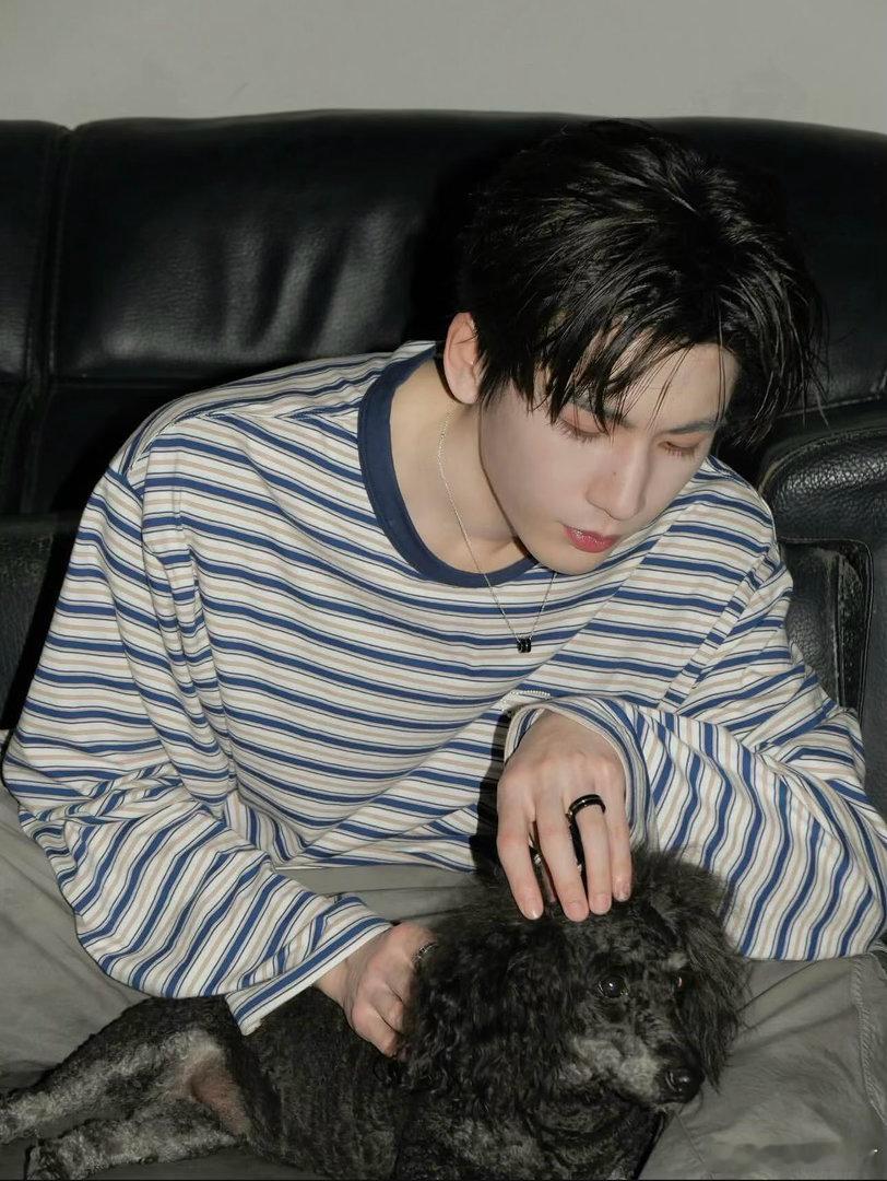 我一天天要被这个张凌赫给帅s！又吃上好饭啦！ 