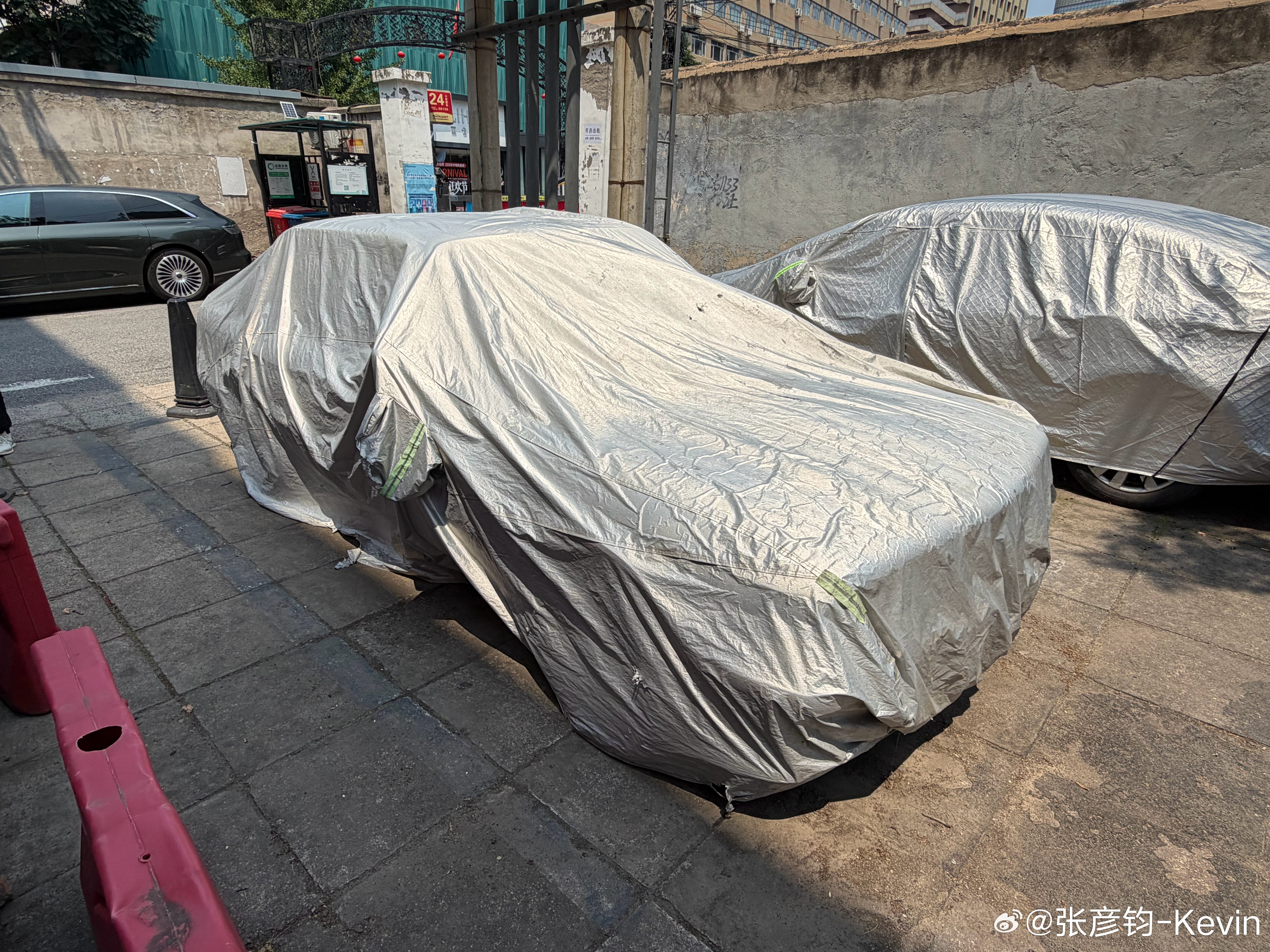 这是劳斯莱斯银刺？边上是宝马E30？俩车都有牌，北京老小区里确实还藏着点好玩的车