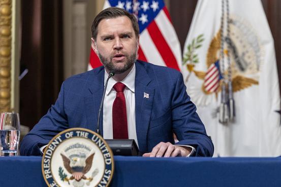 万斯与特朗普之间的差距有多大，一旦万斯上台了，那么对咱们而言，这是一件好事还是一