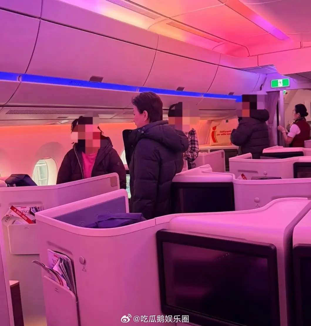 57岁杨澜从意大利乘坐飞机回国被偶遇，她打扮休闲，她穿了一件黑色羽绒大衣，看起来