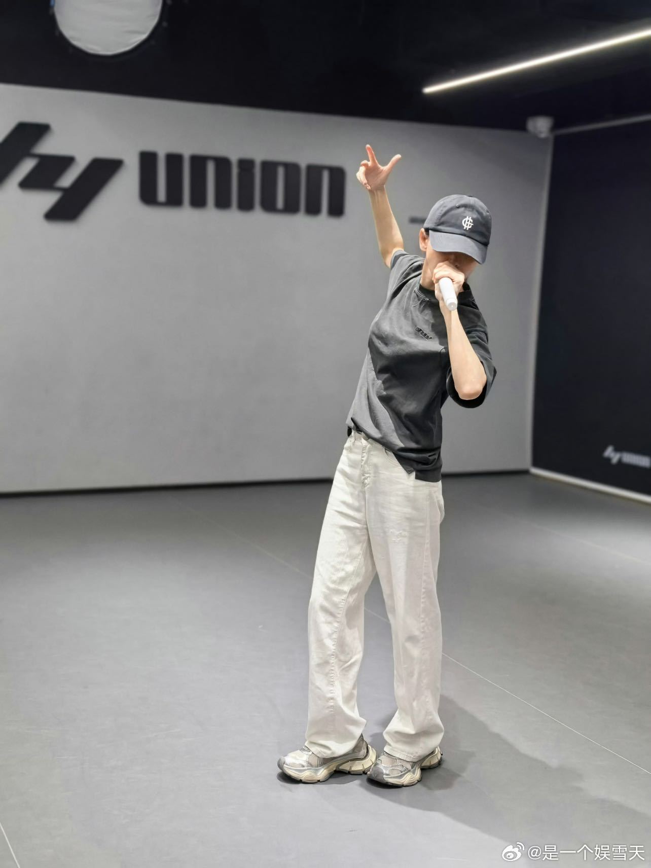 于文文南京演唱会开票于文文南京演唱会🫧钢琴弹唱段落温柔戳心，吉他独奏燃炸全场，