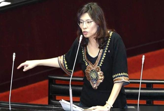 以后，郑丽文在国民党里，怕是真的可以横着走了。
再也不用看谁的脸色，听谁的招呼。