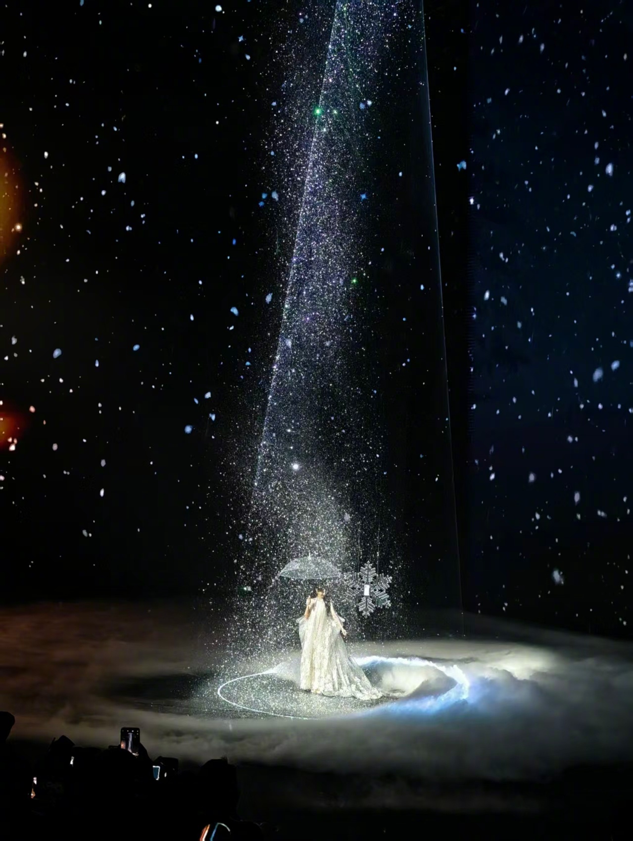 田曦薇给我下了一场告白雪 vivo S50 发布会的浪漫真的不止一面。从田曦薇撑