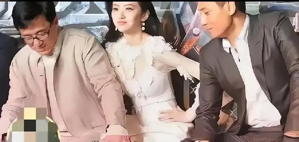 那晚，闪光灯追着成龙。他自然地揽过景甜的肩膀，手在她裸露的臂膀上停留了几秒。景甜