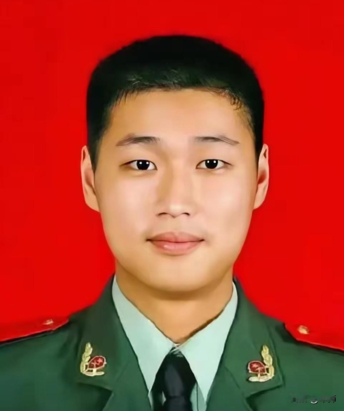请您在此驻足3秒钟，为在消防救援任务中因救战友而光荣牺牲的潘志毅烈士致敬！他才是