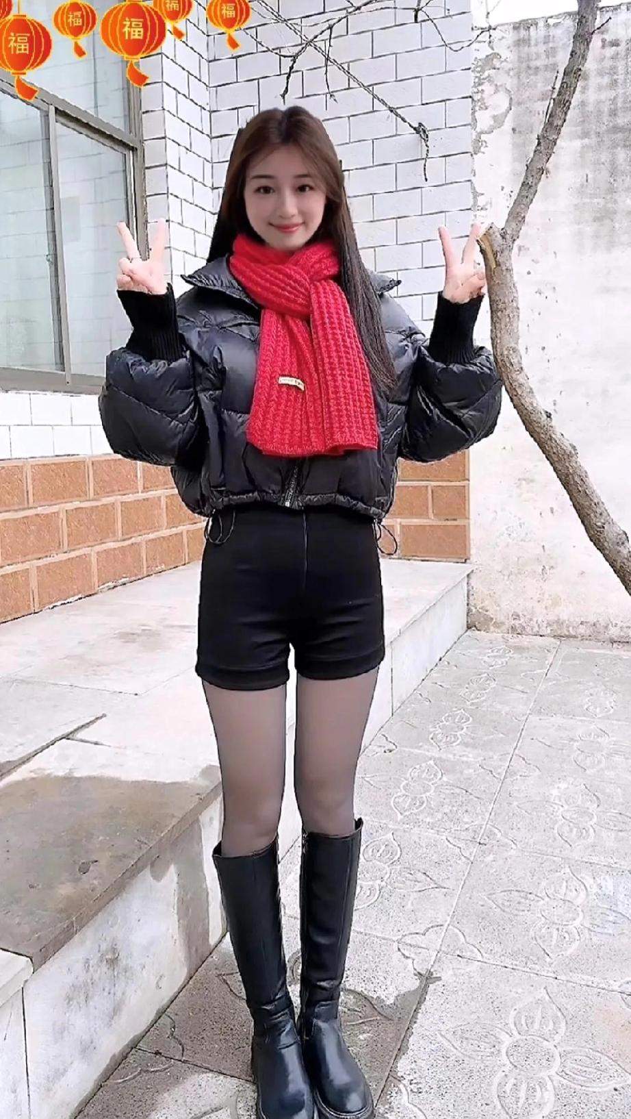 冬日穿搭指南：保暖又时尚，红色围巾点睛！🌟👗👢