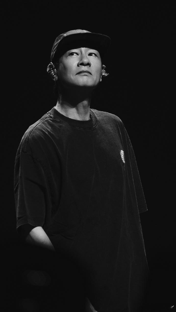 陈小春送粉丝二巡年票陈小春的演唱会大湾仔的年会陈小春演唱会也太壕了吧！宠粉完全不