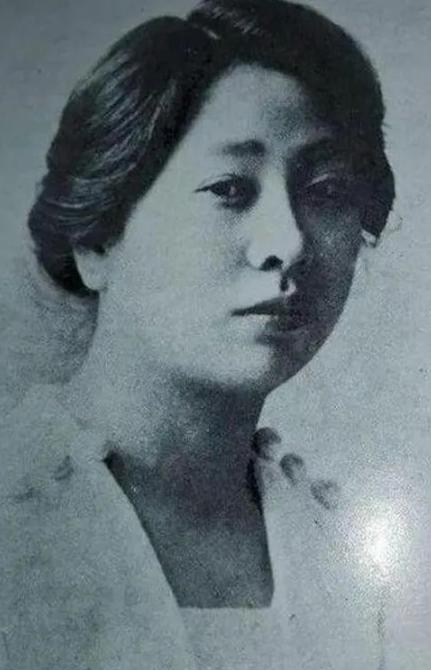 一天民国副总统黎元洪在部下杨家借宿，睡梦中他总觉得湿哒哒的，惊醒后，他掀开被子一