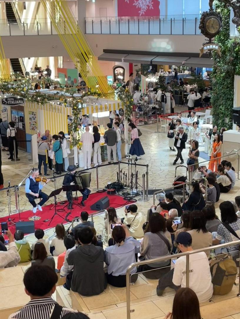 路过阪急百货店，撞见意大利商品节。食品、服装，角落里还有小型演奏。不拥挤，也不冷