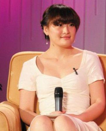 宗馥莉被围剿？
股份信托事都赖她？


宗馥莉的处境确实很难
父亲留下的担子不轻