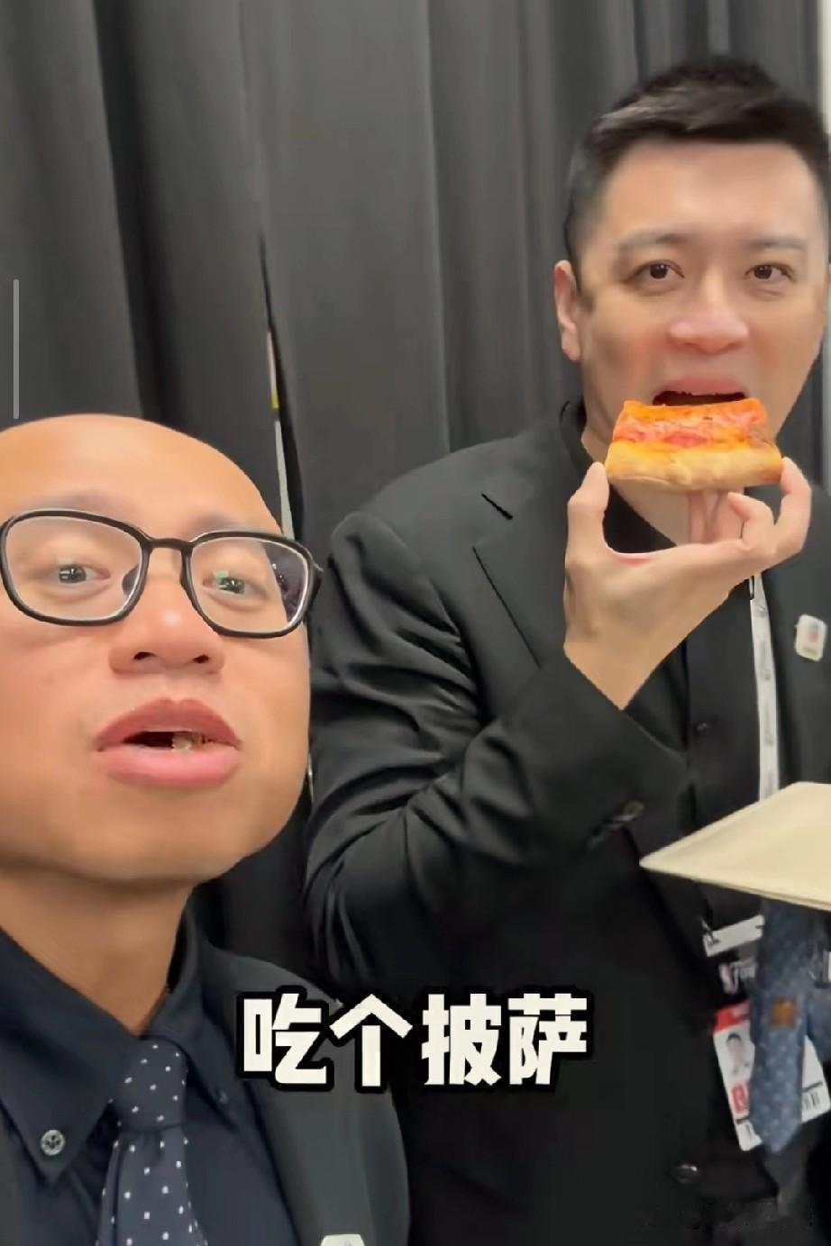 杨鸣这小生活过的滋润啊，美国披萨吃的挺香！

杨鸣解说晚NBA得比赛，就立马下班