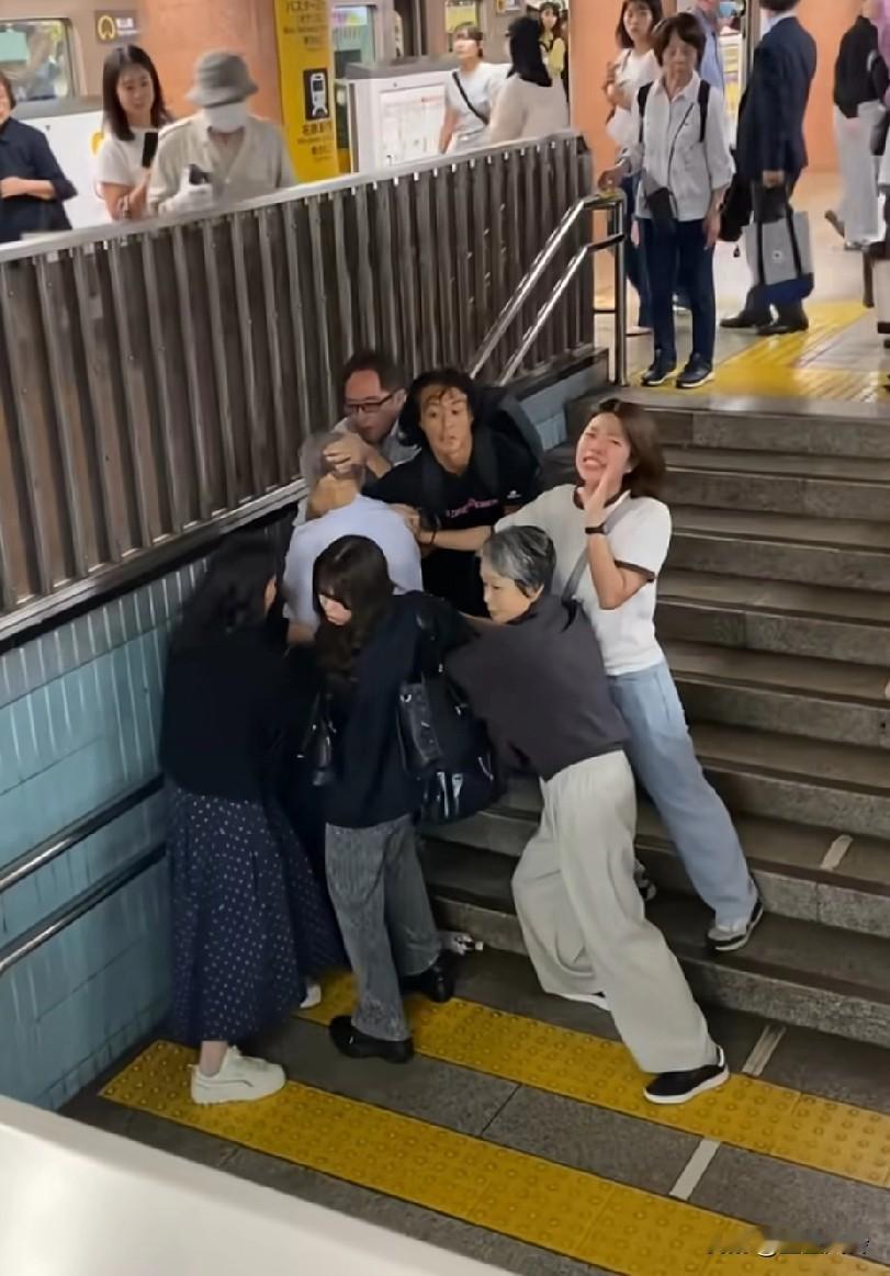 日本地铁抓到白发性骚扰，有女人有男人，有老者有青年，大家都做得特别勇敢
正常男的
