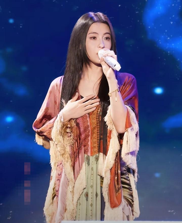 张柏芝在青岛演唱会上的造型真是惊艳到我了，岁月没在她脸上留下痕迹，还是一如既往的