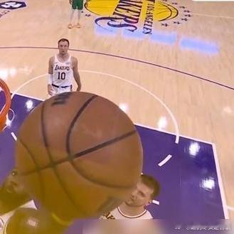 《41岁老詹狂奔追帽，27岁天才原地摊手，湖人真敢要这种未来吗》画面右边，是一个