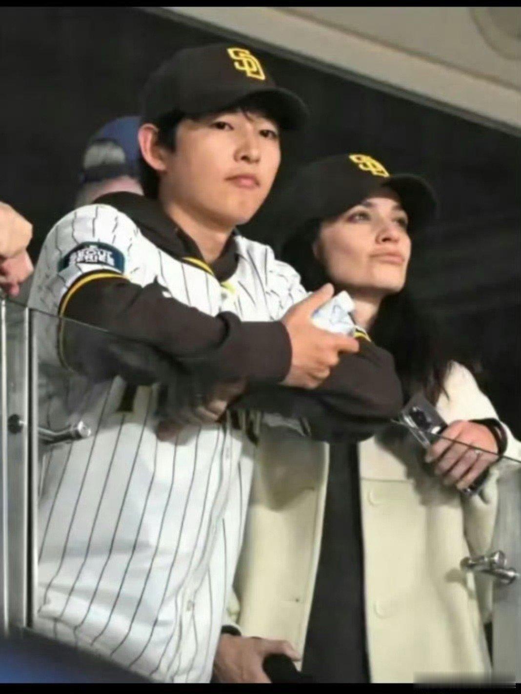 宋仲基23年1月再婚6月得子想要小孩，想要找一个能做家务的，能照顾他的罢了