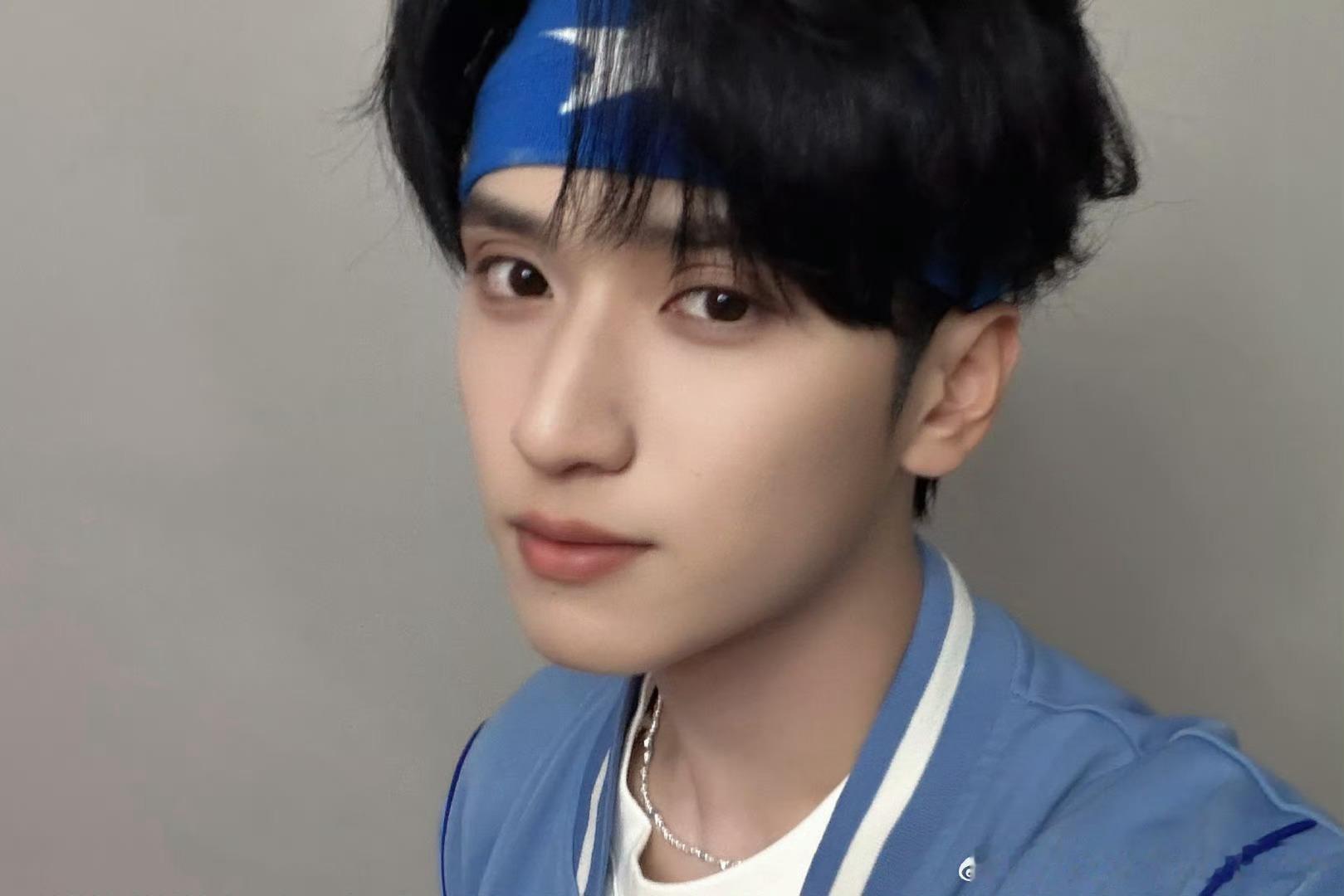 严浩翔自拍五连严浩翔蓝发带 hi帅哥！ 