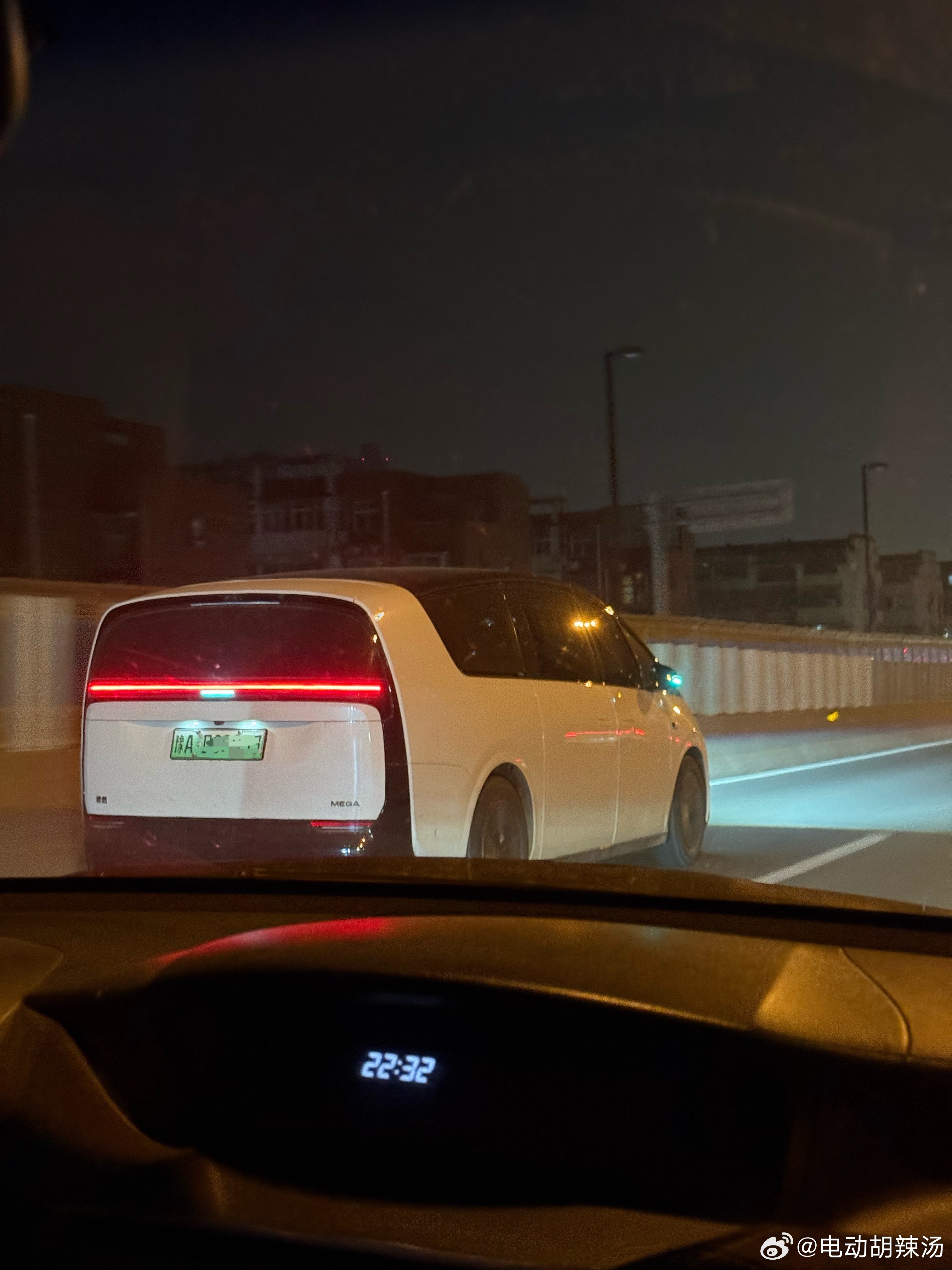 路上理想小蓝灯真的多啊！理想汽车