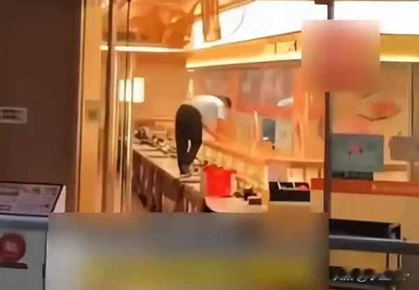 说实话，关于大连某寿司店踩桌子收拾卫生的事，我就觉得有些人吹毛求疵了，这事算个事