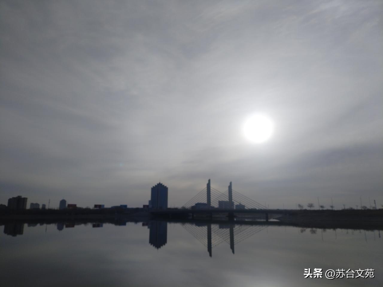 我不能原谅月牙和夕阳相望的黄昏
一对恋人因为早来和迟到就此陌路

我不能接受闲游