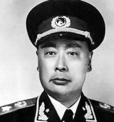 1955年全军授衔，中央两次召开会议，刘少奇坚持反对给陈毅授元帅军衔，周恩来听闻