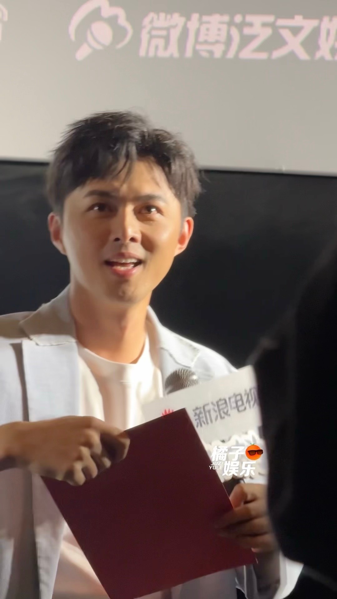 叶祖新这个老辈子又开始宠粉…听到粉丝喊给我吧，一开始还问了句“怎么给你们”，签完