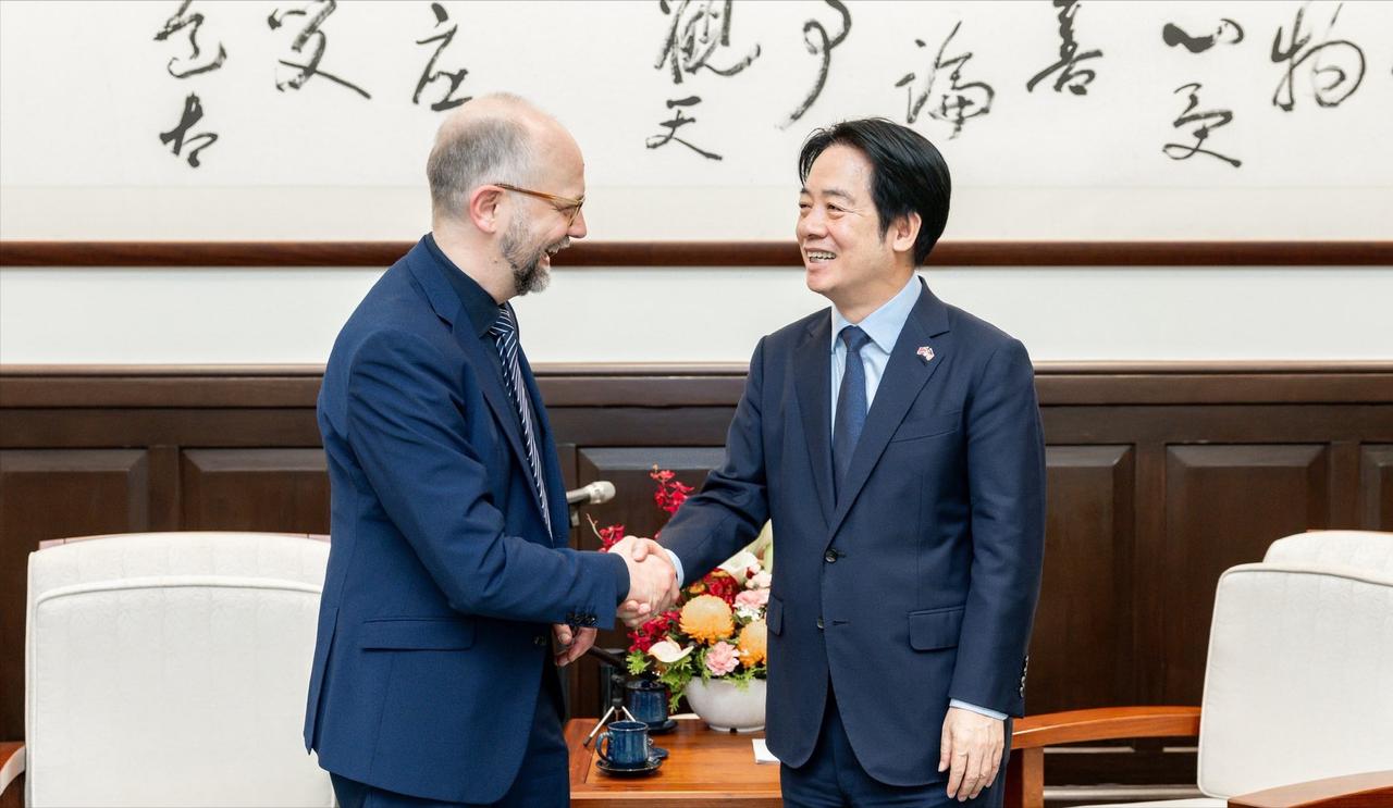 赖清德兴冲冲地在台北总统府与德国联邦议院跨党派代表团会面，遗憾的是，他的满腔热情