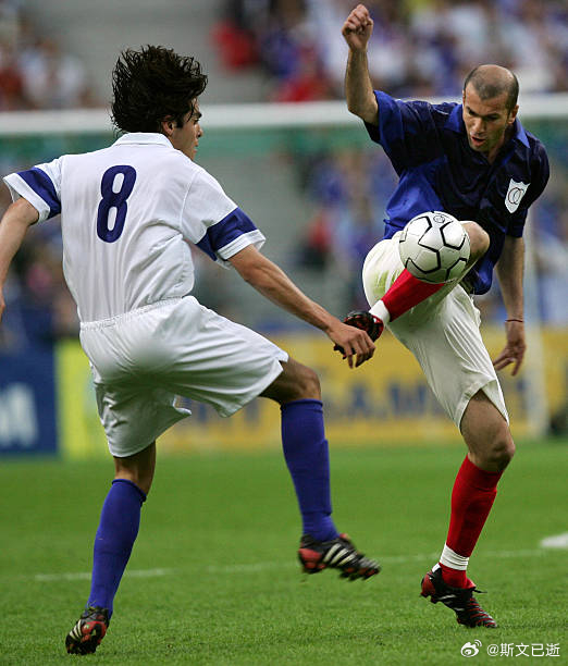 看新闻说明天的热身赛，法国身穿新款淡绿色客场，巴西身穿蓝色客场，很有趣的球衣搭配