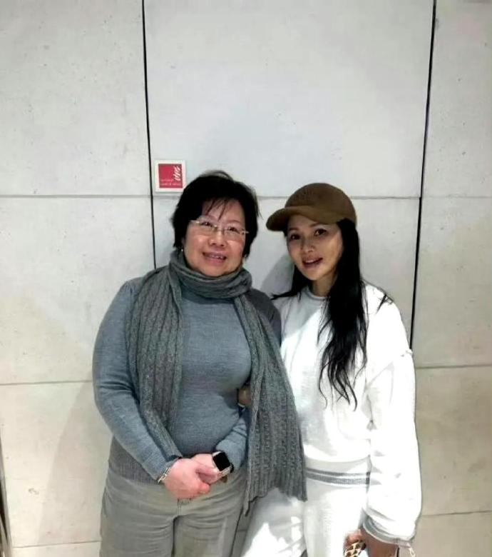 伊能静和同龄人站在一起合影，感觉都像隔了一代，状态真的太好了。 