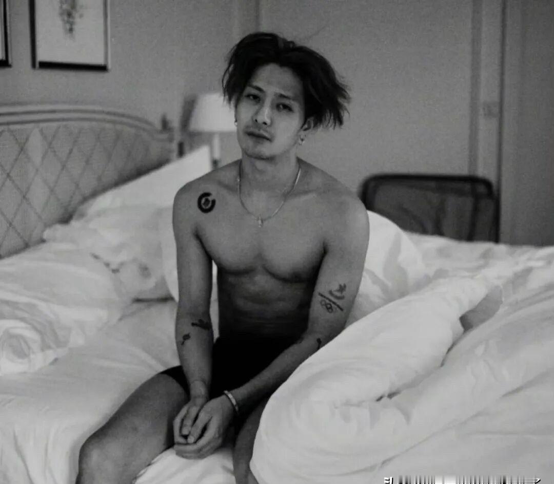 王嘉尔把零花钱全砸在喜欢的人身上，邮箱名直接叫“XXXlover”。
不是傻，是