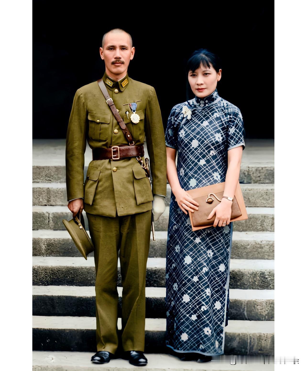 一九三五年，成都，一身戎装与夫人宋美龄站在石阶上的蒋中正。大伙儿都看清楚！这并非