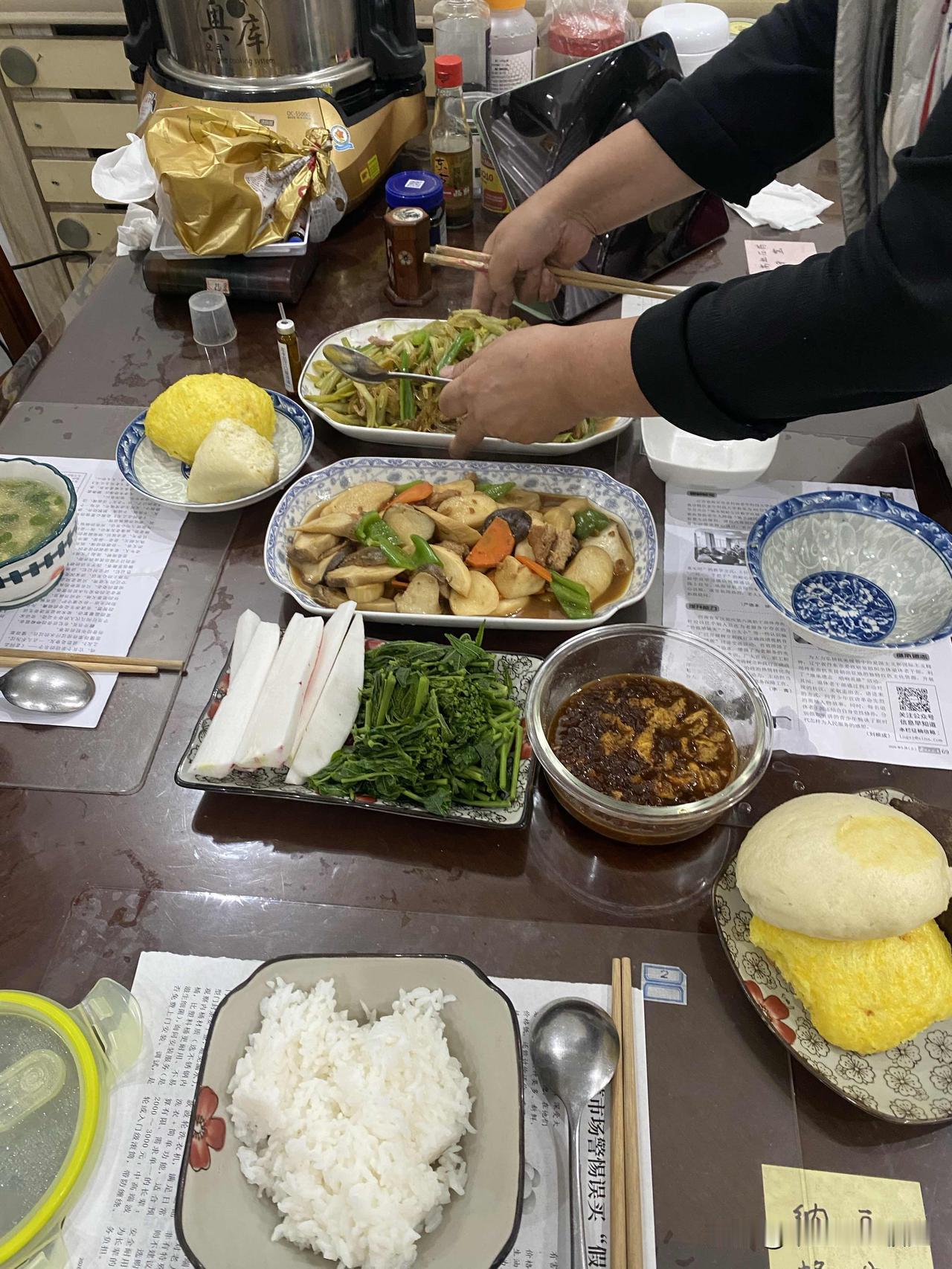 这是糖尿病人的饮食，又好像不是。我们一家三口人，年龄相加有224岁，血糖都偏高，