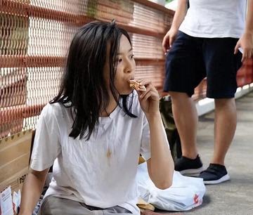 乱港分子何依琼，决定从香港移居至英国。然而，仅在抵达英国之后仅过了半年，她便选择