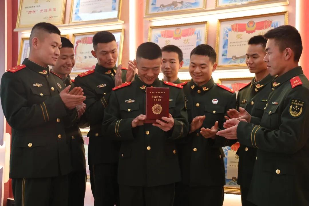 赵雨水2022年，参加总队军体运动会，所在小组获得“处突400米接力”课目第一名