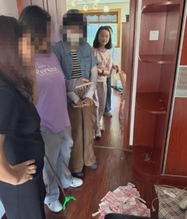福建厦门，一女子租房第一天带两个女儿打扫卫生，女儿在主卧柜顶扯下一块布，4捆带银