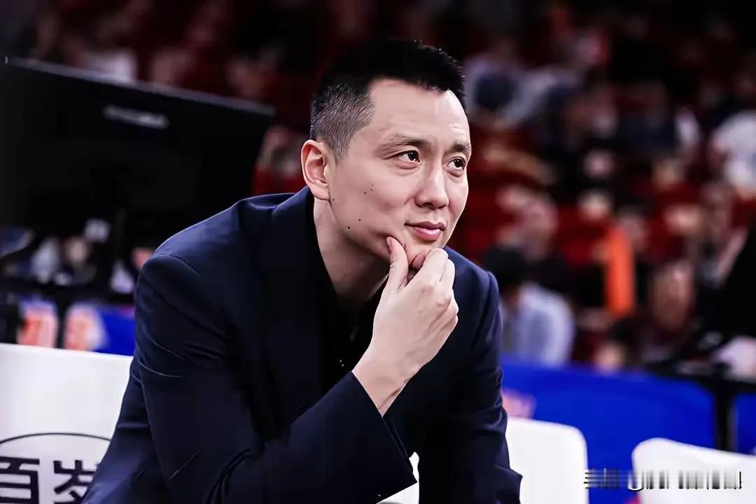 杜锋都是老黄历了，下赛季最佳主教练，是以下三人！

1.卢伟 ，辽宁人  41岁
