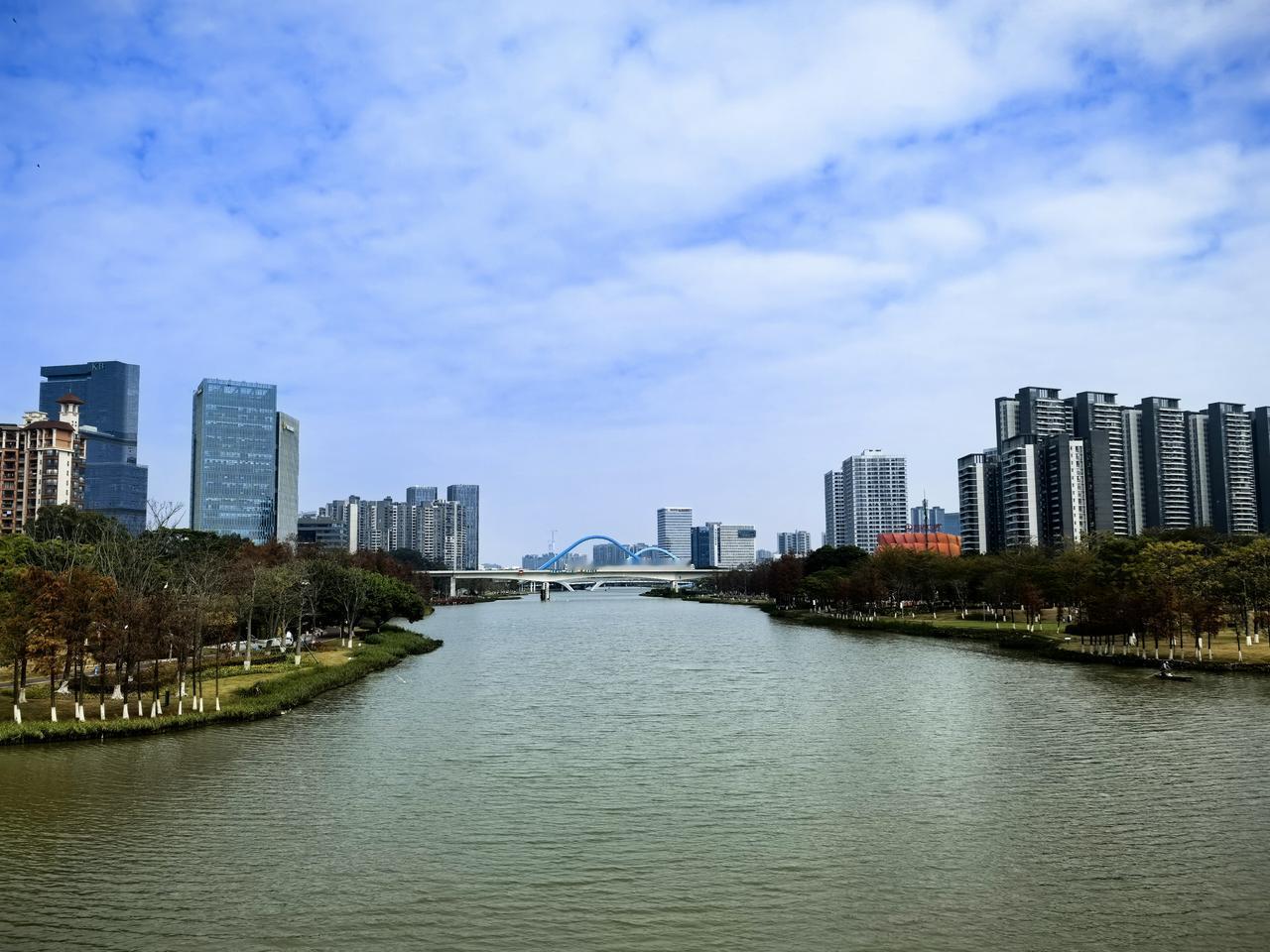 没去南沙之前，我觉得科学城是广州环境最好的地方。去了南沙之后，我觉得科学城最多排