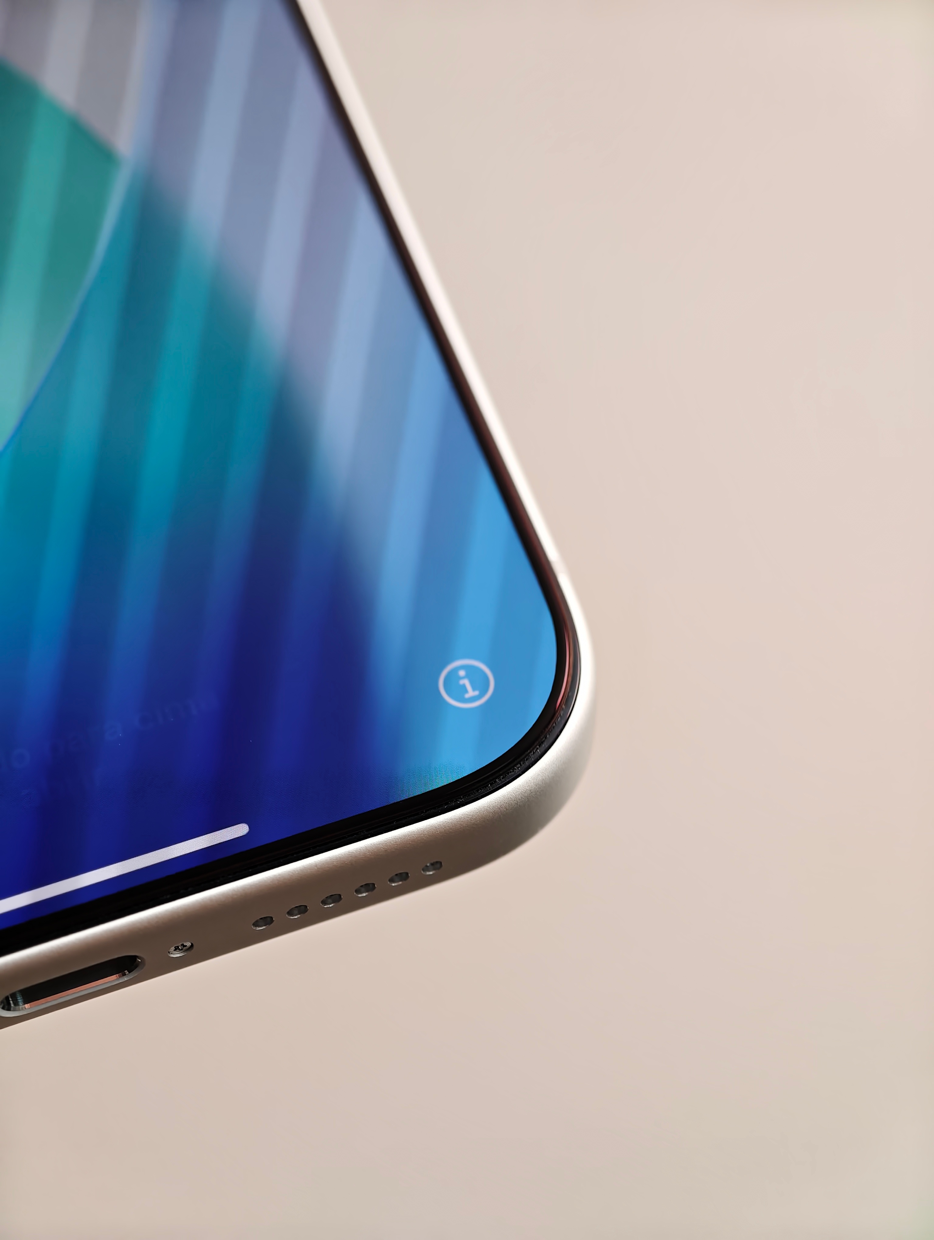 莱选今年给 iPhone 17 Pro Max 的两套钢化膜，一套 2.5D 点