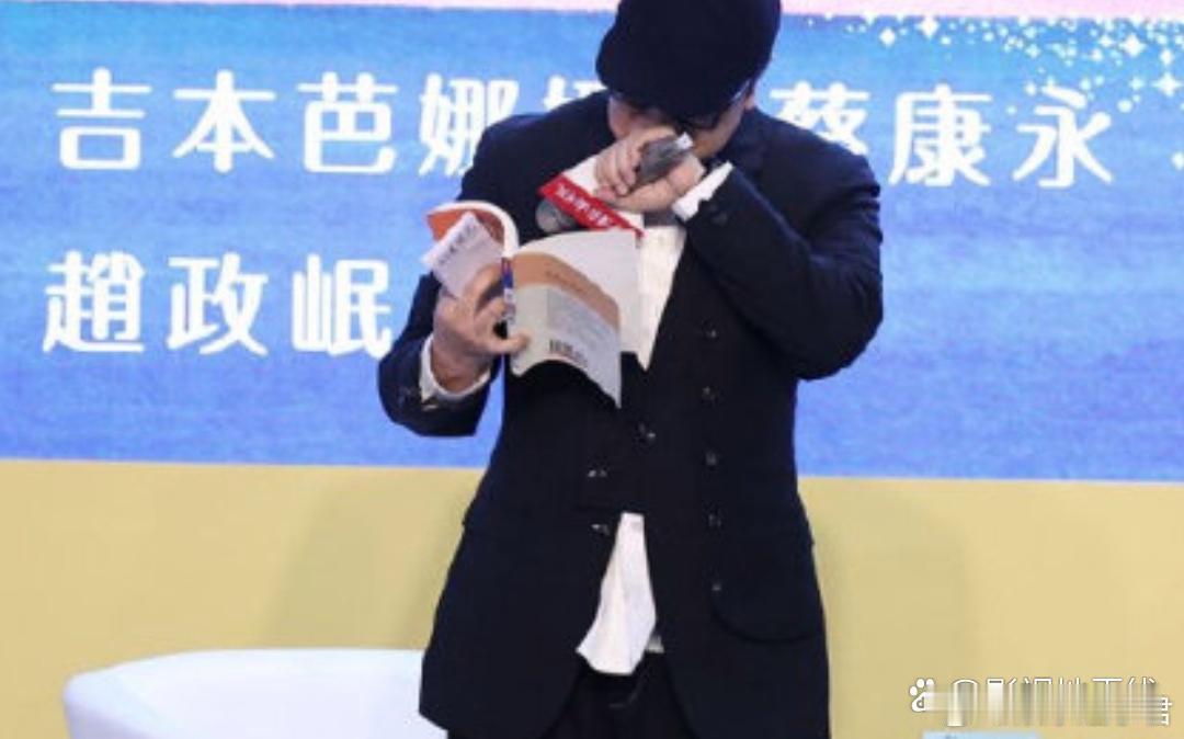 蔡康永出席活动泪奔 据台媒，蔡康永6日现身书展活动，他头戴黑帽登台，当提到书中去