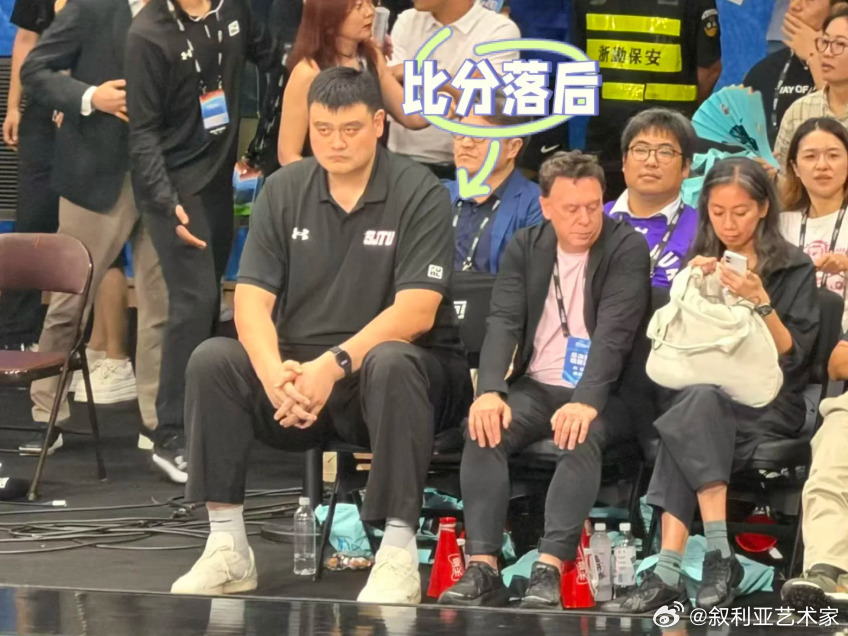 AUBL现场看姚明学长变脸 决赛打政治大学，上海交大前三节一直落后。姚明坐在场边