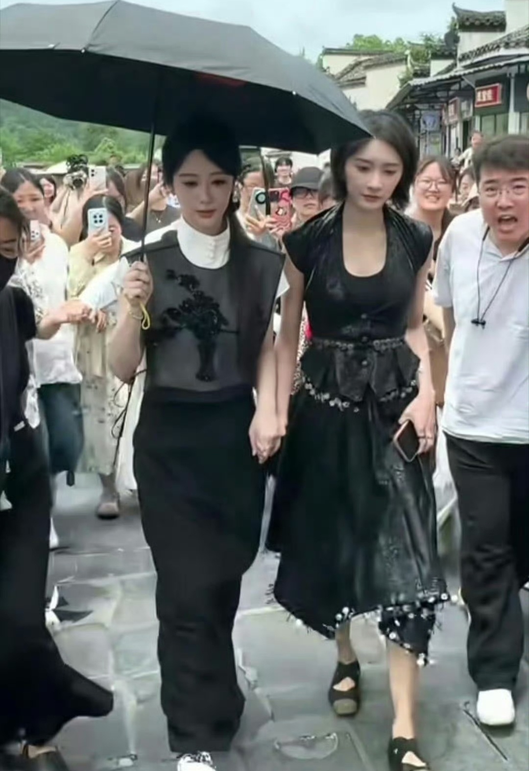细节见人品啊，迪丽热巴还会给主持人打伞，杨紫光顾着自己
