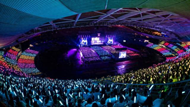 侯浪救场李克勤连唱近20首歌 涨粉41万演出门票售罄
